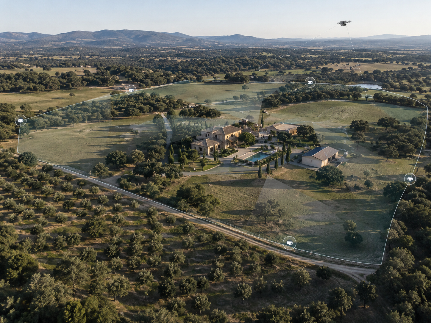 Vista aérea de una finca con los dispositivos y rutas de vigilancia señalados