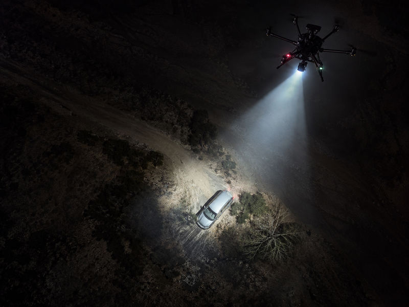 Un dron ilumina un vehículo durante una verificación nocturna
