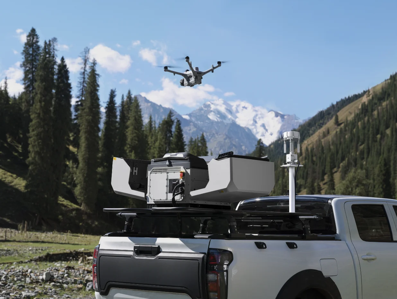 Dron y estación de operación sobre un vehículo en un entorno forestal