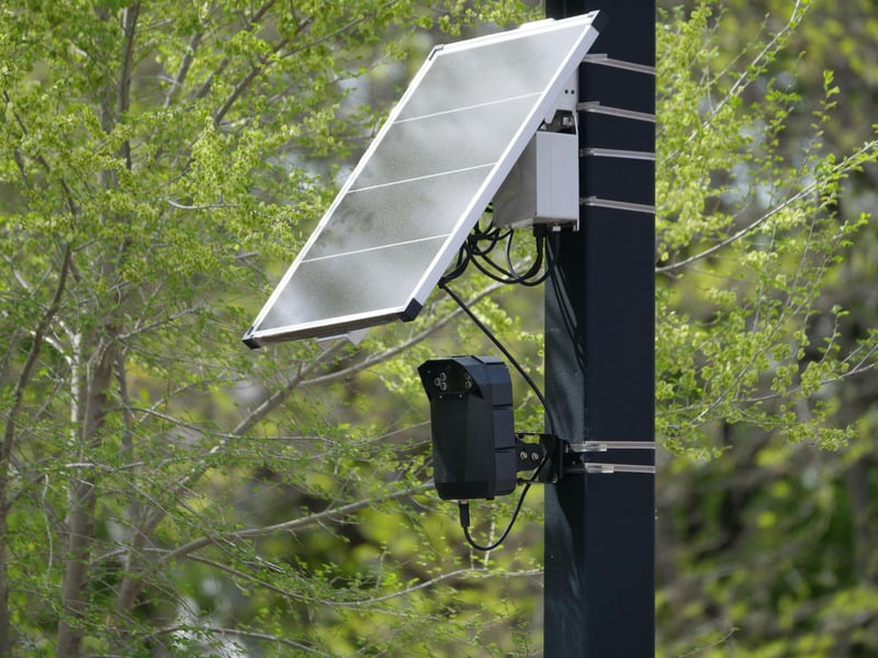 Cámara de vigilancia y panel solar instalados en un bosque