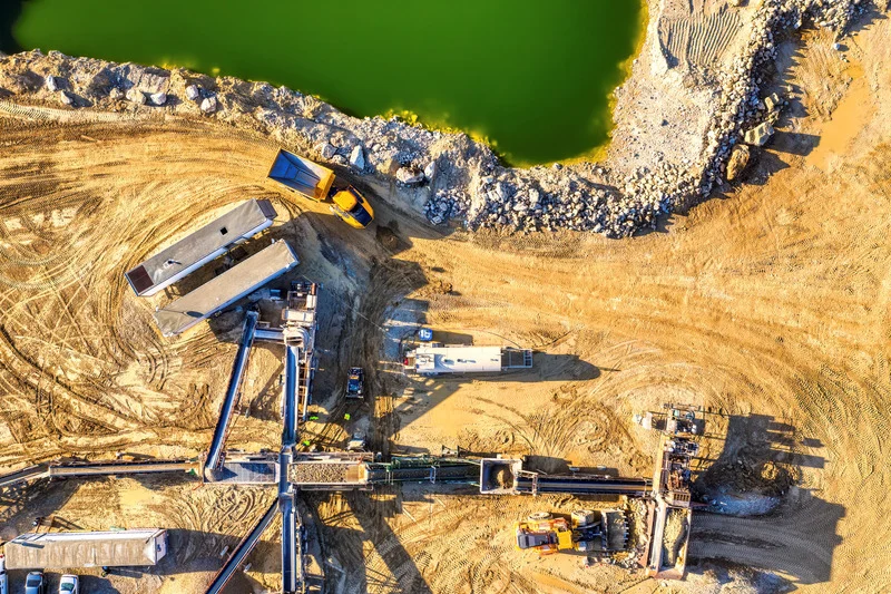 Vista aérea de maquinaria trabajando en una obra