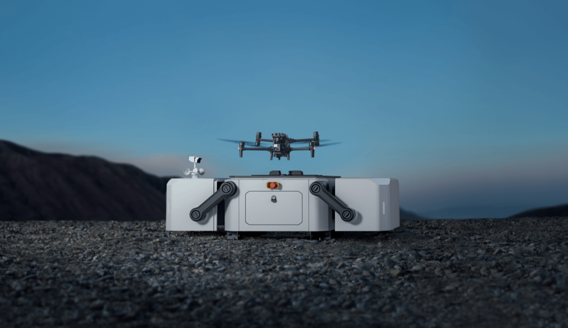 Dron despegando de su estación autónoma